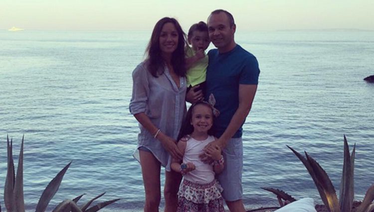 Andrés Iniesta y Anna Ortiz junto a sus hijos