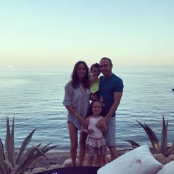 Andrés Iniesta y Anna Ortiz junto a sus hijos