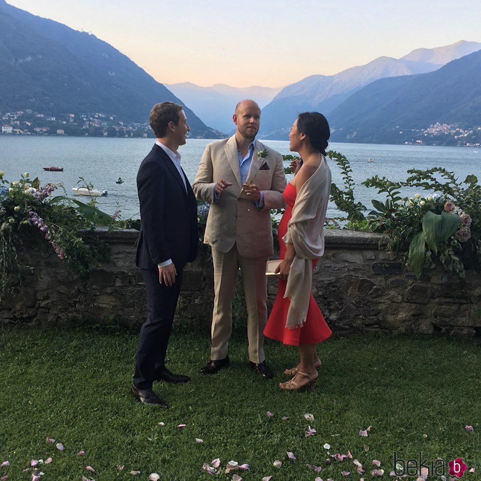 Mark Zuckenberg y su mujer felicitando al novio