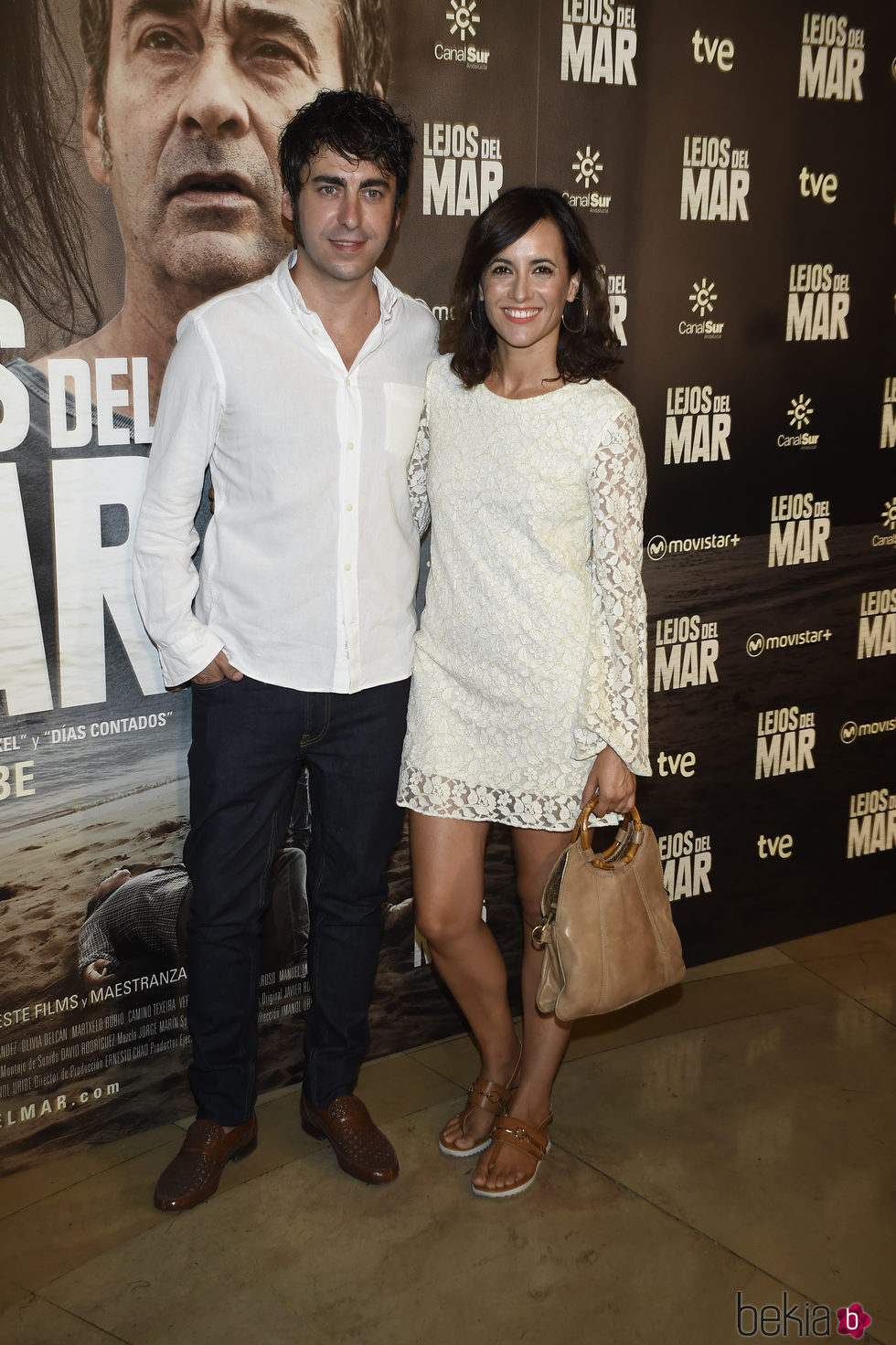 Ana Turpin y un acompañante en el estreno de 'Lejos del mar'