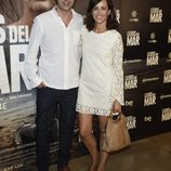 Ana Turpin y un acompañante en el estreno de 'Lejos del mar'