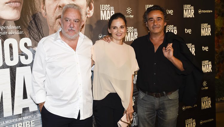 Imanol Uribe, Elena Anaya y Eduard Fernández en el estreno de 'Lejos del mar'