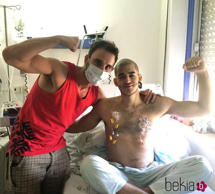 Dani Rovira visita a Pablo Ráez en el Hospital Regional de Málaga