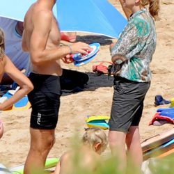 La Infanta Cristina e Iñaki Urdangarín charlando en la playa de Bidart