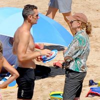 La Infanta Cristina e Iñaki Urdangarín charlando en la playa de Bidart