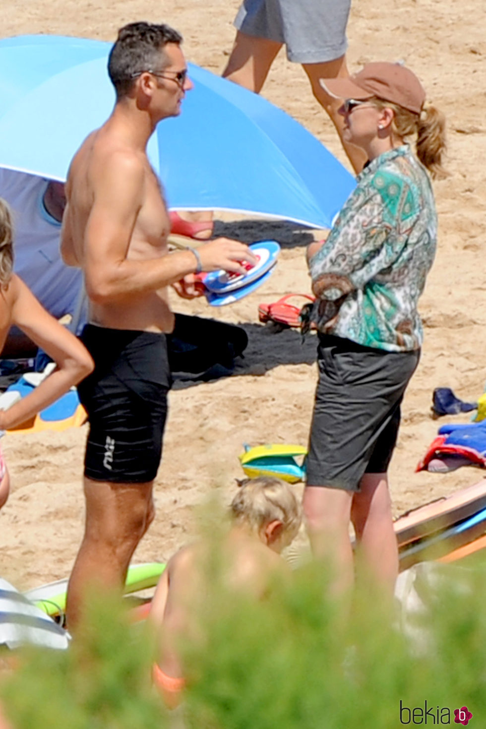 La Infanta Cristina e Iñaki Urdangarín charlando en la playa de Bidart