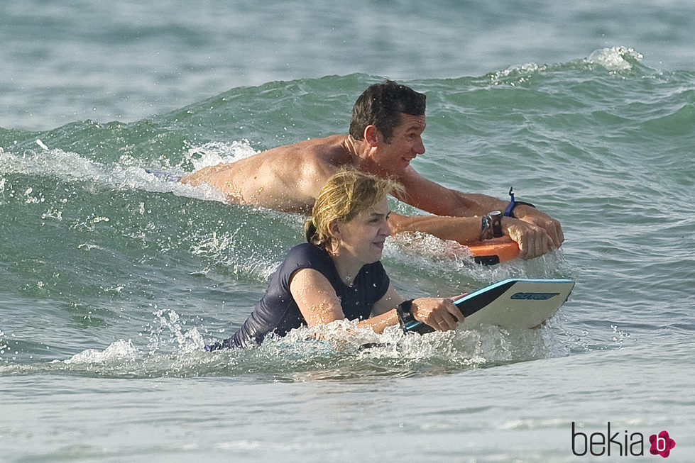 La Infanta Cristina e Iñaki Urdangarín surfeando en Bidart