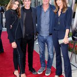 Kaia Gerber feliz junto a su familia en la premier de 'Sister Cities'