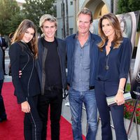 Kaia Gerber feliz junto a su familia en la premier de 'Sister Cities'