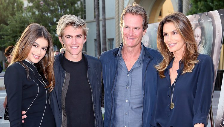 Kaia Gerber feliz junto a su familia en la premier de 'Sister Cities'