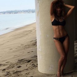 Halle Berry luciendo cuerpazo en un bikini negro