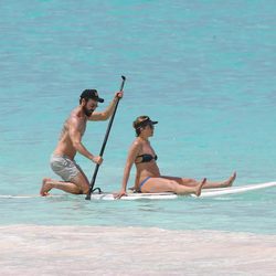 Eva Longoria y su marido haciendo Paddle Surf