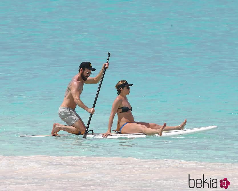 Eva Longoria y su marido haciendo Paddle Surf