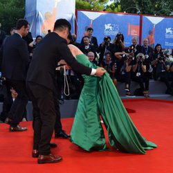 Moon So-ri cayéndose en la premiere de 'La luz entre los océanos' en la Mostra de Venecia 2016