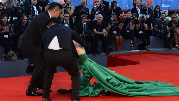 Moon So-ri cayéndose en la premiere de 'La luz entre los océanos' en la Mostra de Venecia 2016