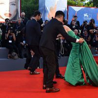 Moon So-ri cayéndose en la alfombra roja de la Mostra de Venecia 2016