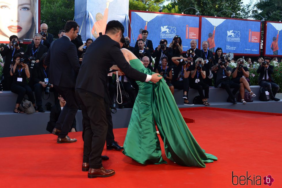 Moon So-ri cayéndose en la alfombra roja de la Mostra de Venecia 2016