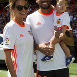 Ezequiel Garay en su presentación con el Valencia junto a Tamara Gorro y su hija Shaila