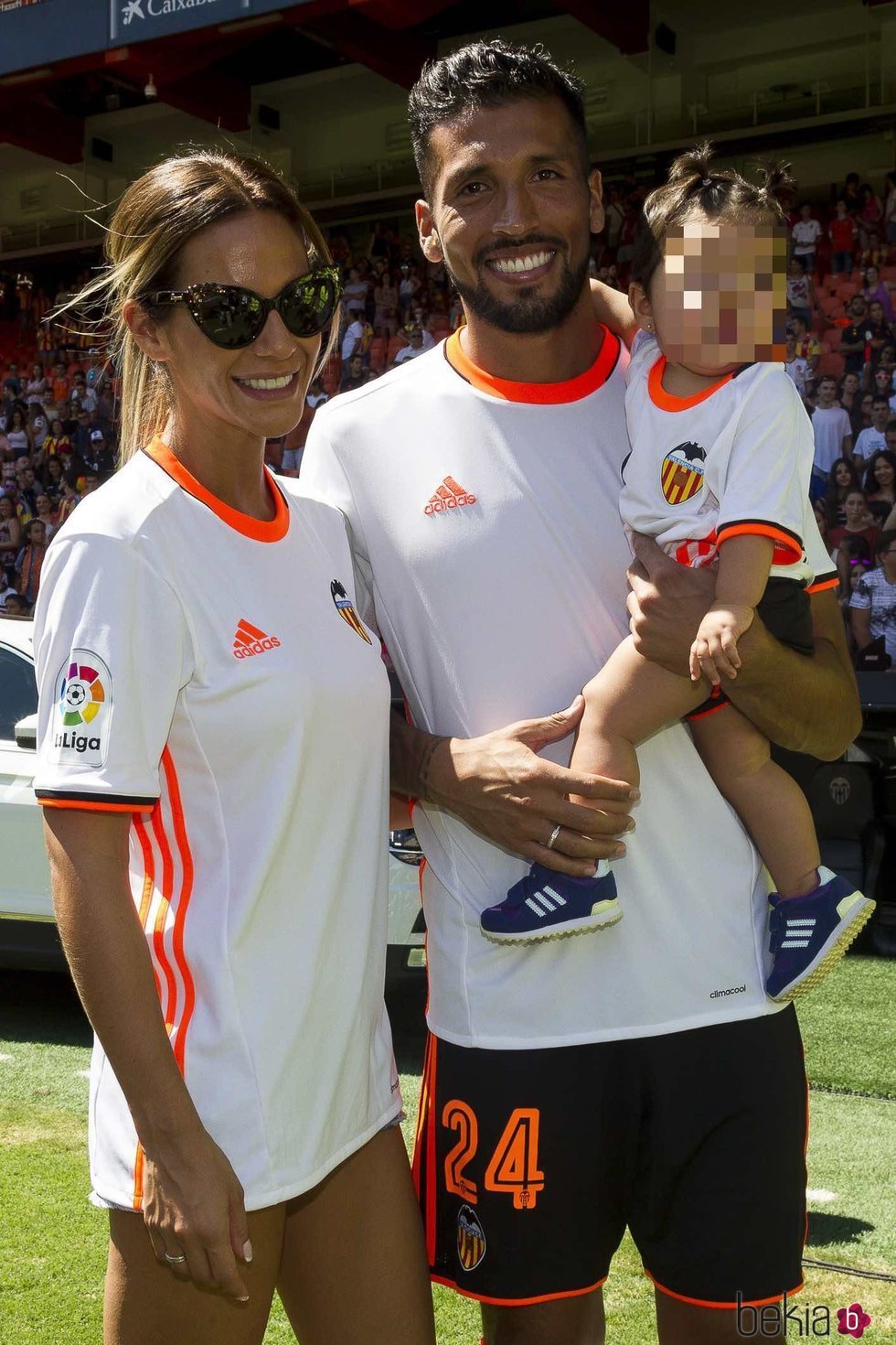 Ezequiel Garay en su presentación con el Valencia junto a Tamara Gorro y su hija Shaila