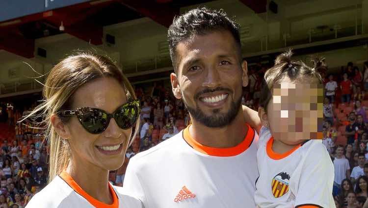 Ezequiel Garay en su presentación con el Valencia junto a Tamara Gorro y su hija Shaila