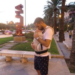 Mario Suárez de vacaciones en Mallorca por primera vez con su hija Matilda