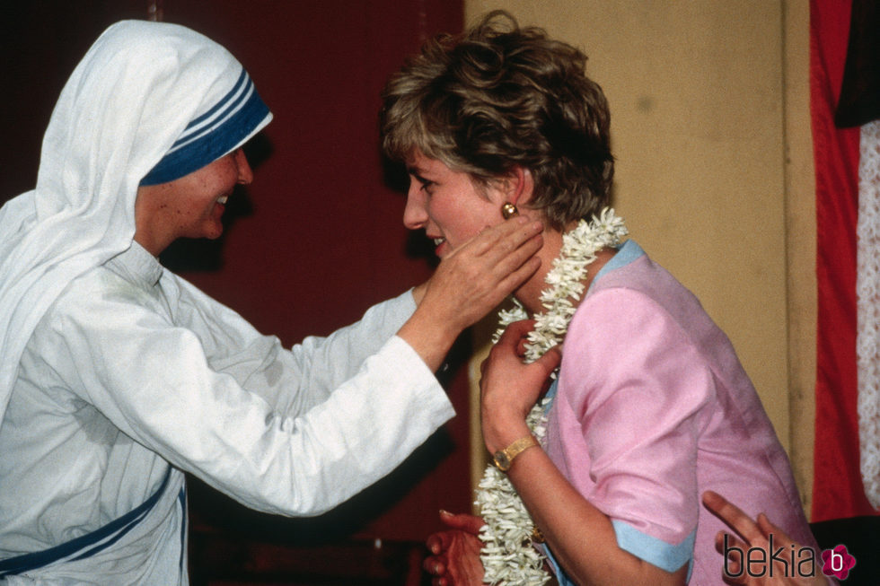 Lady Di en un visita solidaria a La India