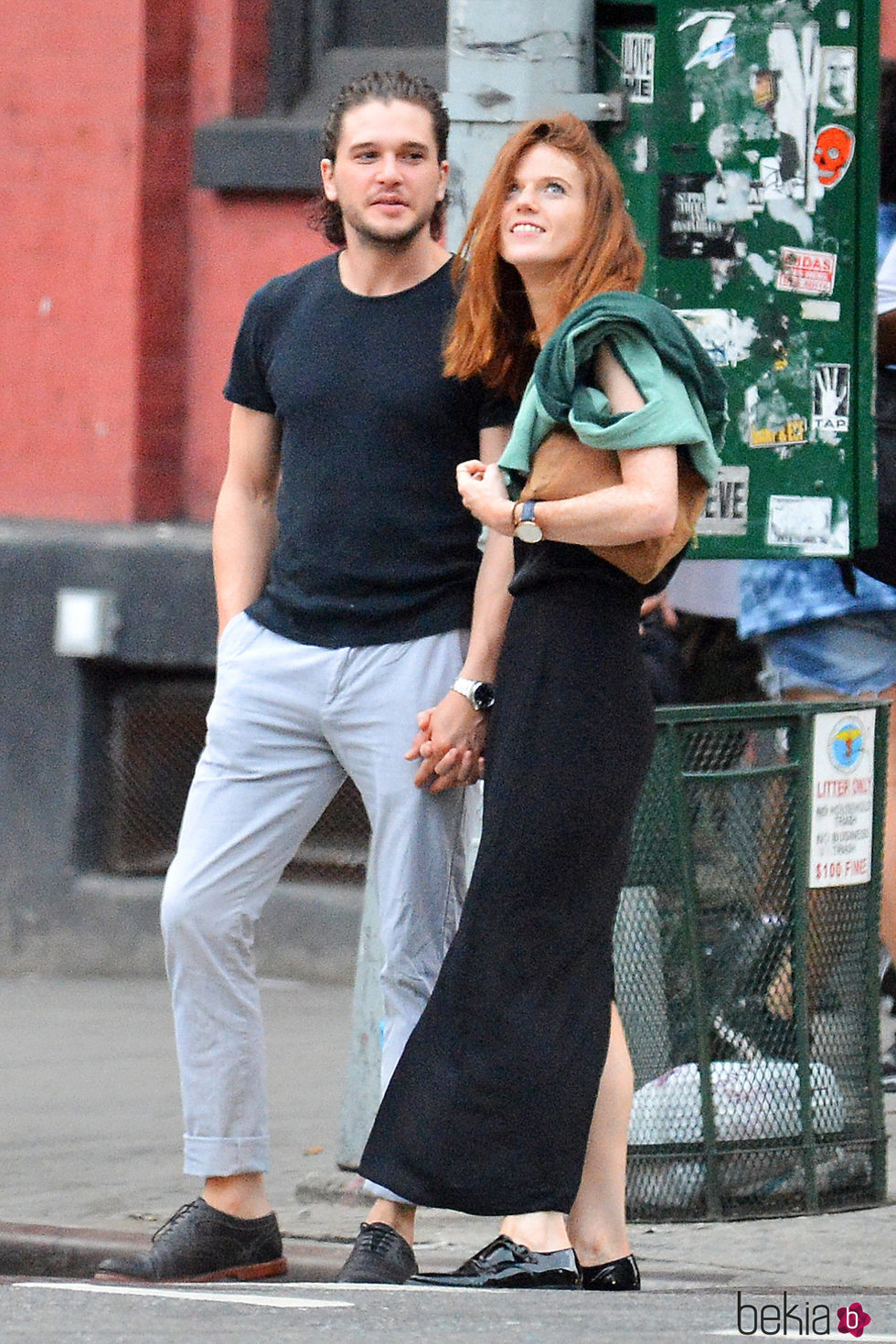 Kit Harington y Rose Leslie paseando de la mano por las calles de Nueva York