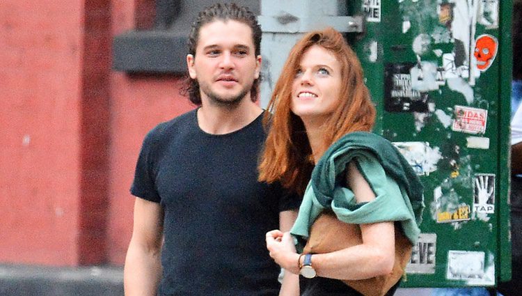 Kit Harington y Rose Leslie paseando de la mano por las calles de Nueva York