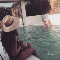 Iker Casillas y Sara Carbonero en la piscina con sus hijos Martín y Lucas