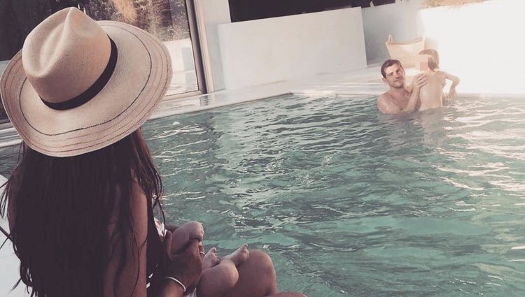 Iker Casillas y Sara Carbonero en la piscina con sus hijos Martín y Lucas