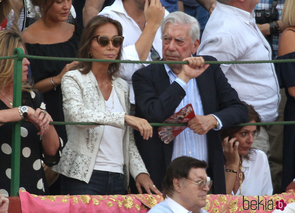 Isabel Preysler y Mario Vargas Llosa en la corrida de toros en homenaje a Víctor Barrio