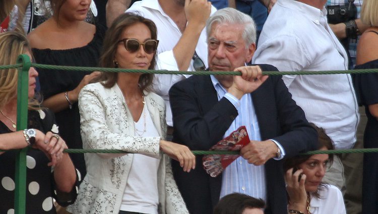 Isabel Preysler y Mario Vargas Llosa en la corrida de toros en homenaje a Víctor Barrio