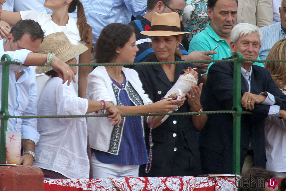 La Infanta Elena reaparece escayolada tras su operación junto a su hija Victoria de Marichalar en los toros