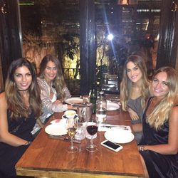 Elena Galera celebrando su cumpleaños con Júlia Vigas, Melissa Jiménez y Romarey Ventura