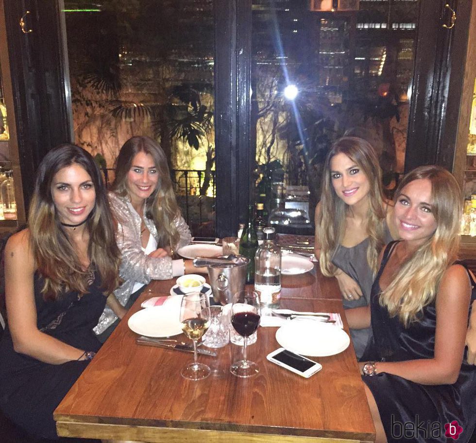 Elena Galera celebrando su cumpleaños con Júlia Vigas, Melissa Jiménez y Romarey Ventura