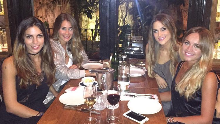 Elena Galera celebrando su cumpleaños con Júlia Vigas, Melissa Jiménez y Romarey Ventura