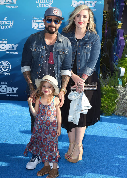 A.J. McLean junto a su mujer y su hija