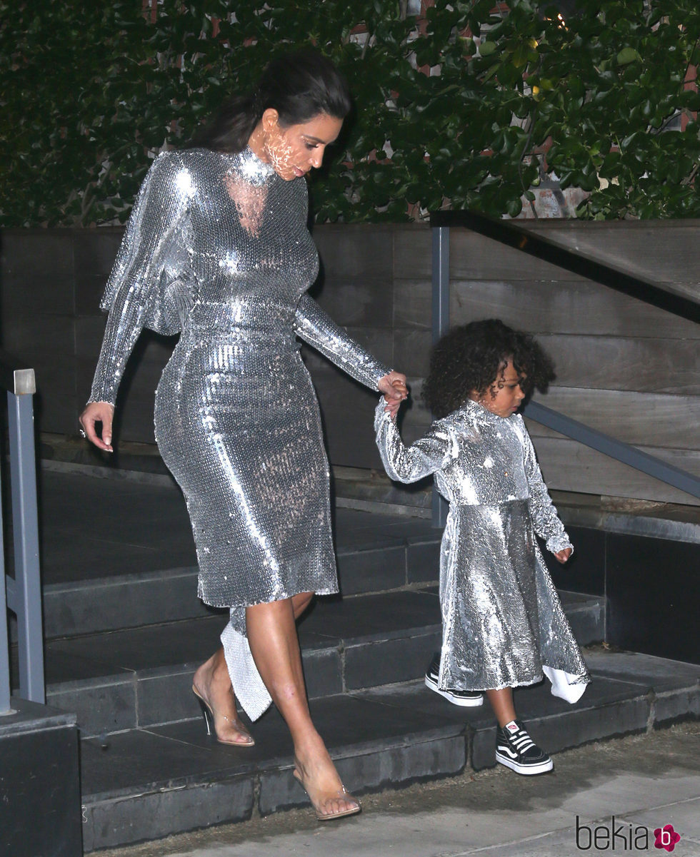 Kim Kardashian y North West visten iguales en una actuación de Kanye West