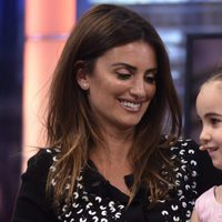 Penélope Cruz saca su lado más solidario y maternal en 'El hormiguero'