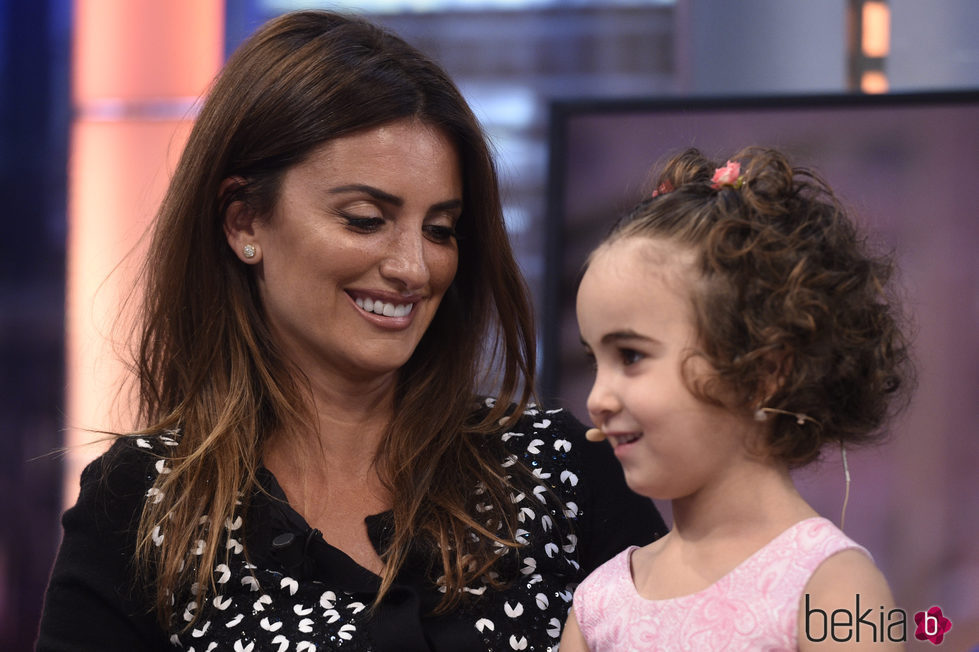 Penélope Cruz saca su lado más solidario y maternal en 'El hormiguero'