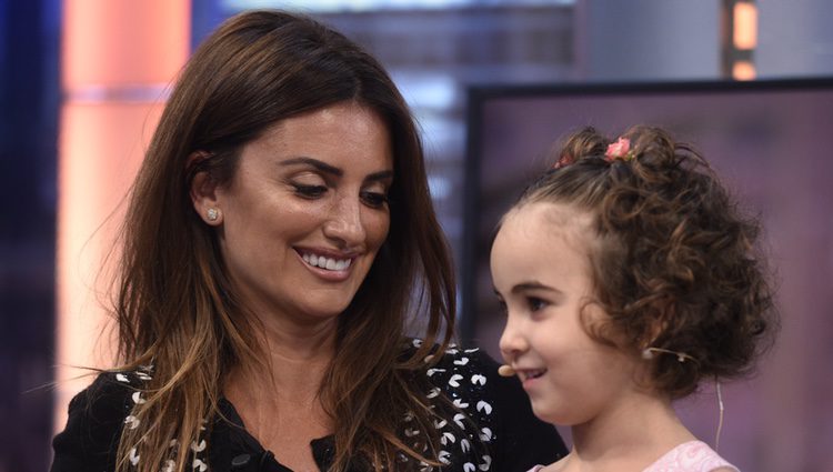 Penélope Cruz saca su lado más solidario y maternal en 'El hormiguero'