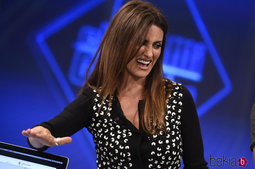 Penélope Cruz divirtiéndose durante una prueba en 'El hormiguero'