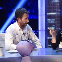 Pablo Motos con Penélepe Cruz en 'El hormiguero'