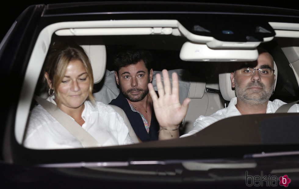 Miguel Poveda llegando a la parrillada previa a la boda de Rocío Carrascto y Fidel Albiac