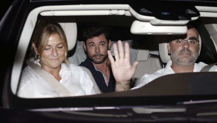 Miguel Poveda llegando a la parrillada previa a la boda de Rocío Carrascto y Fidel Albiac