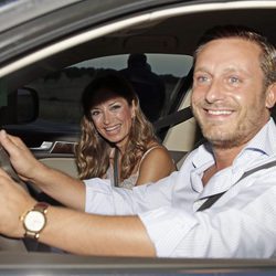 Juan Peña y Sonia González llegando a la parrillada previa a la boda de Rocío Carrascto y Fidel Albiac