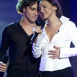 Chenoa y David Bisbal cantando sobre el escenario de 'Operación Triunfo 1'