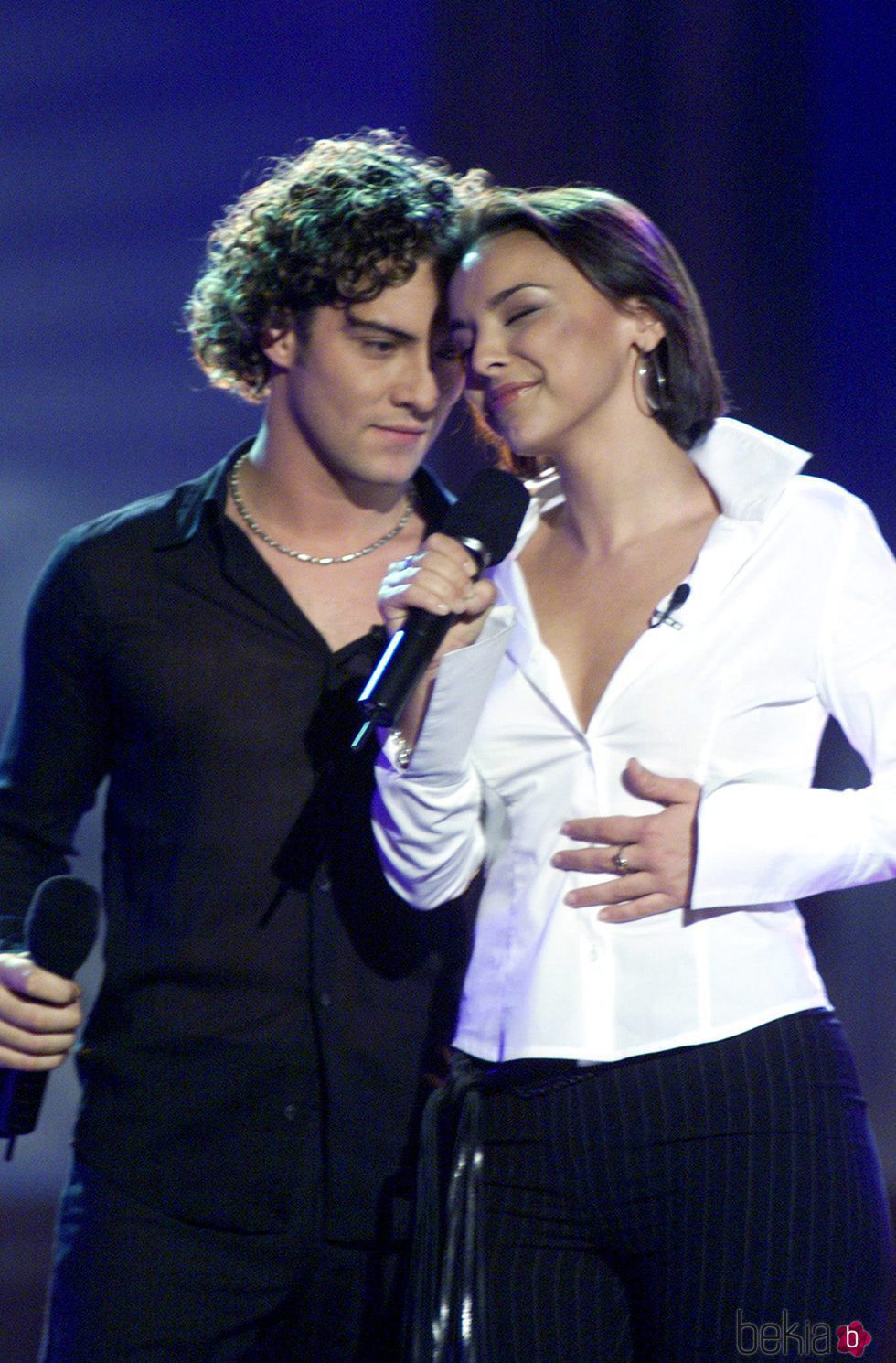 Chenoa y David Bisbal cantando sobre el escenario de 'Operación Triunfo 1'