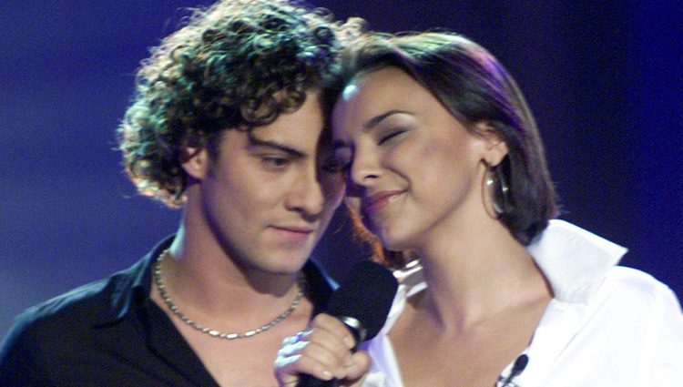 Chenoa y David Bisbal cantando sobre el escenario de 'Operación Triunfo 1'