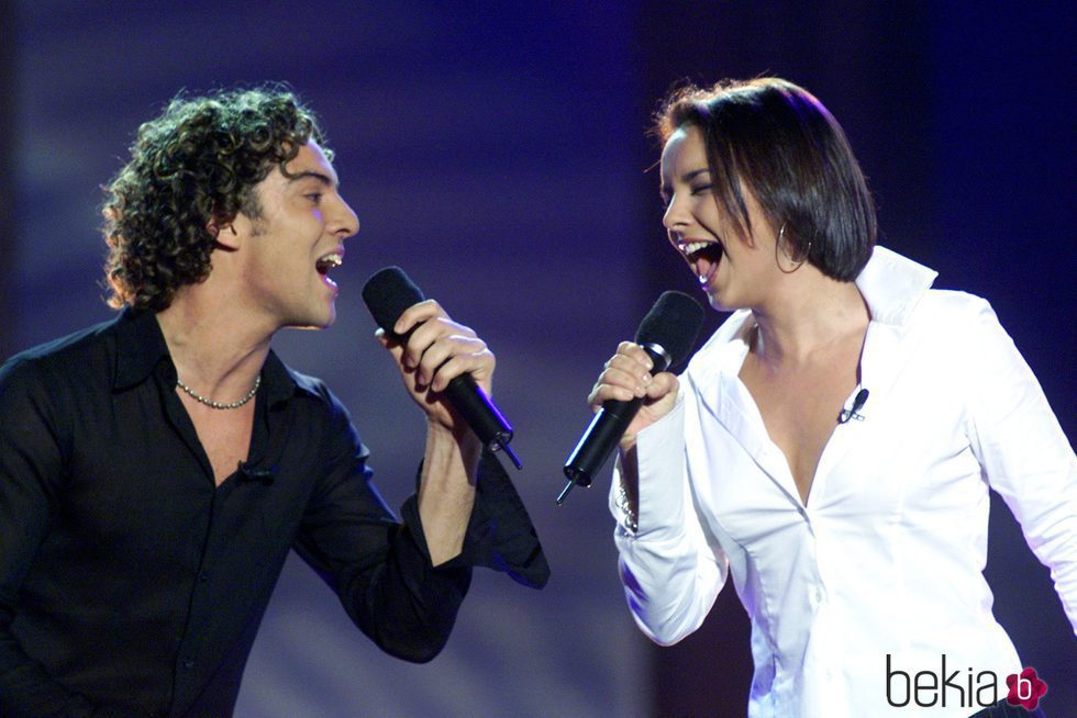 Chenoa y David Bisbal interpretando 'Escondidos' en 'Operación Triunfo 1'